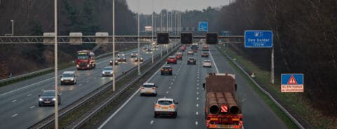 Snelweg met vrachtwagens